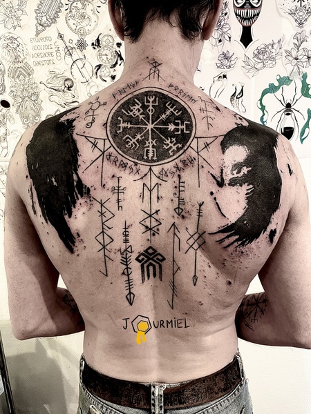 Tatouage viking dos homme vegvisir rune corbeaux