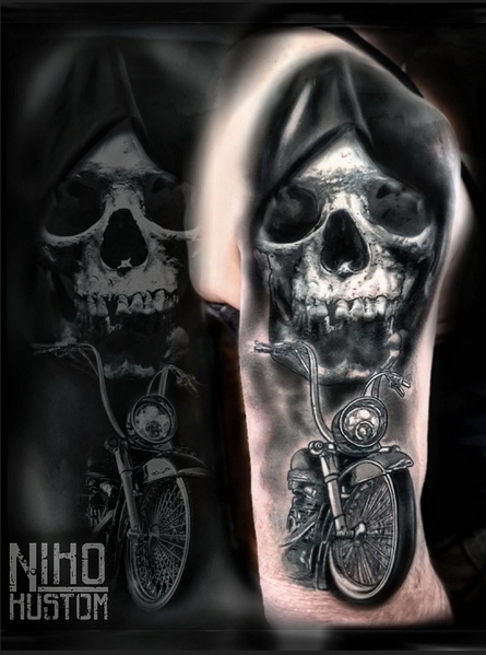 Tatouage réaliste crâne et moto – Niko Kustom Tattoo Paris