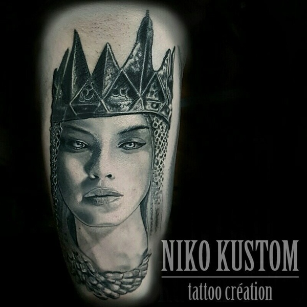 Tatouage réaliste reine