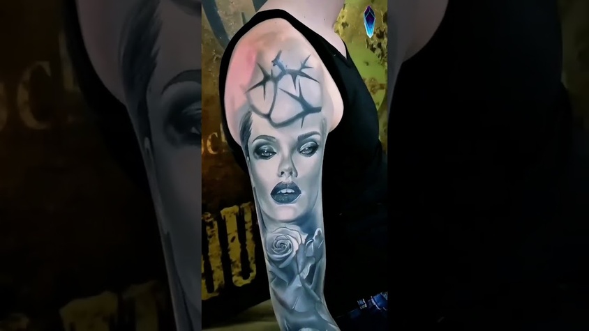 Tatouage portrait de femme manchette réaliste 