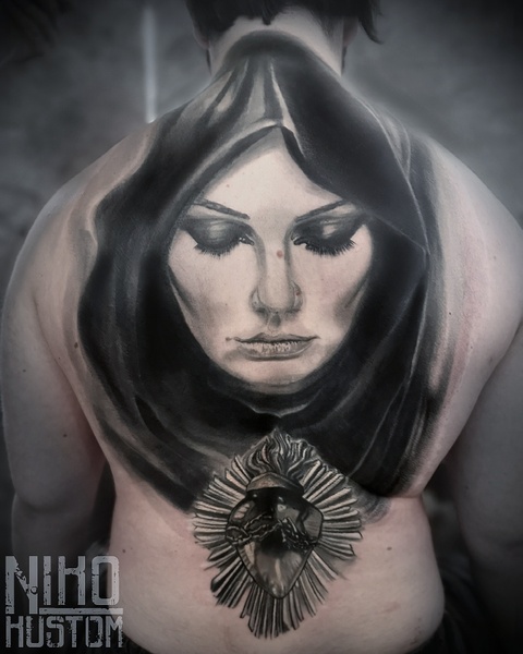 Tatouage réaliste portrait femme madone