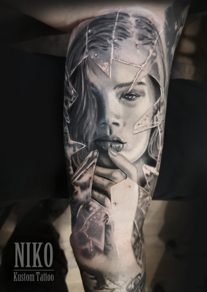 Tatouage réaliste portrait femme
