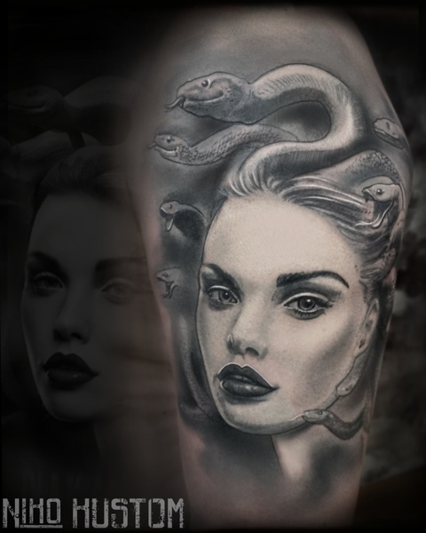 tatouage réaliste medusa portrait femme