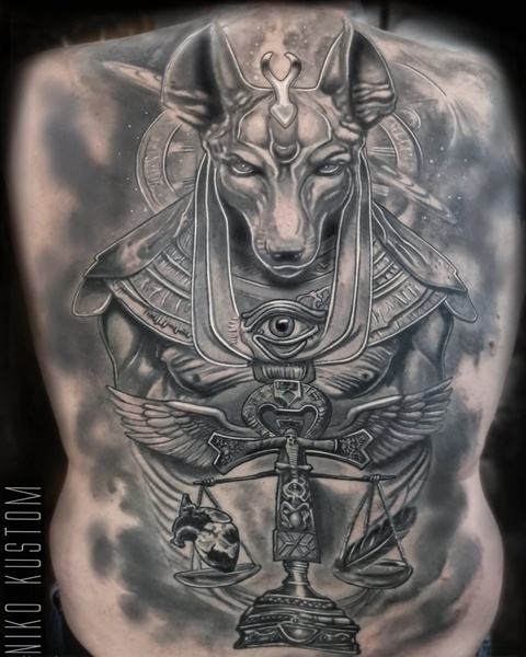 Tatouage égyptien paris anubis réaliste paris