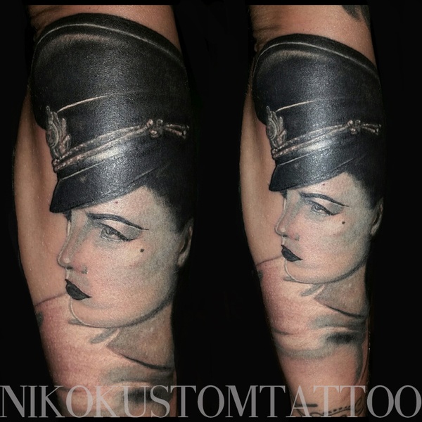 Tatouage réaliste portrait Dita von Teese