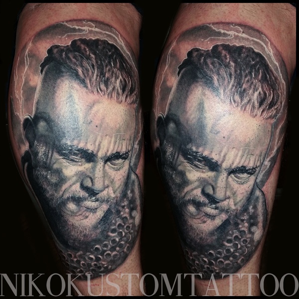 tatouage réaliste Ragnar Lodbrok viking série