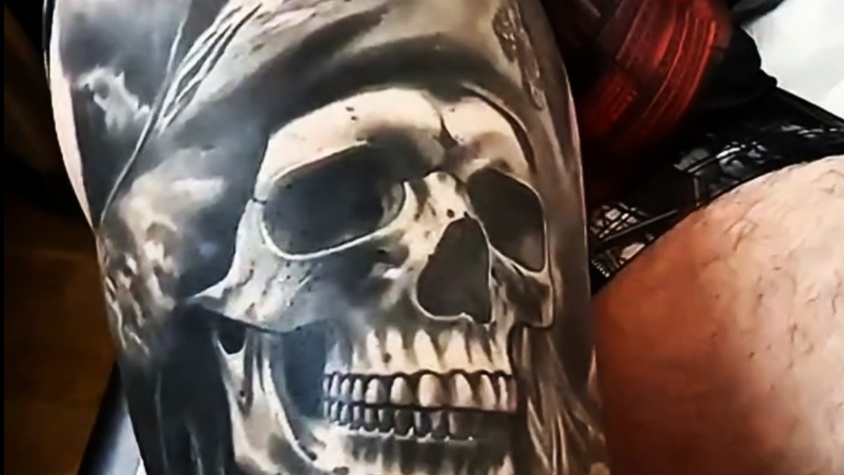 Tatouage pirate des caraïbes crâne 