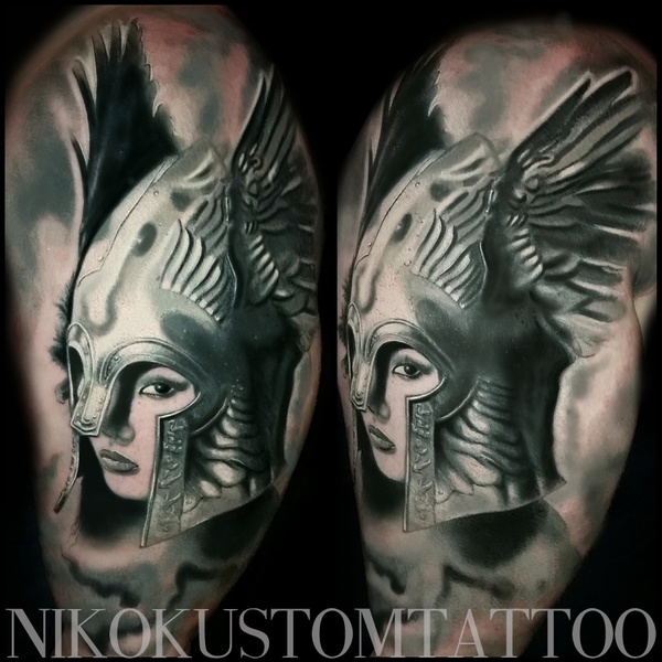 Tatouage  valkyrie réaliste noir et gris paris portrait nordique réalisé par niko kustom tattoo le meilleur tatoueur au tattoo planétarium mondial du tatouage tattoo cover