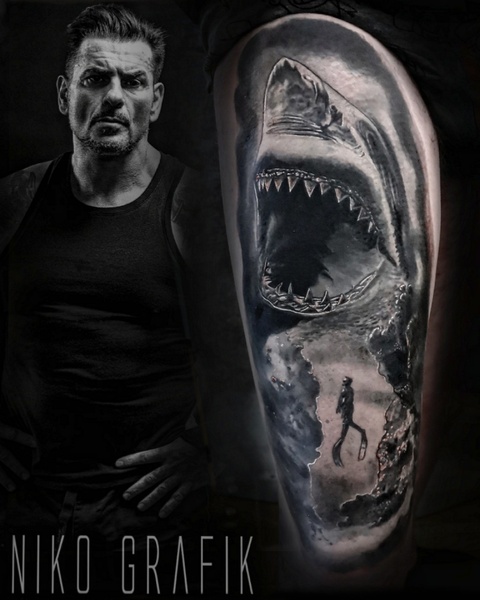 Tatouage réaliste requin