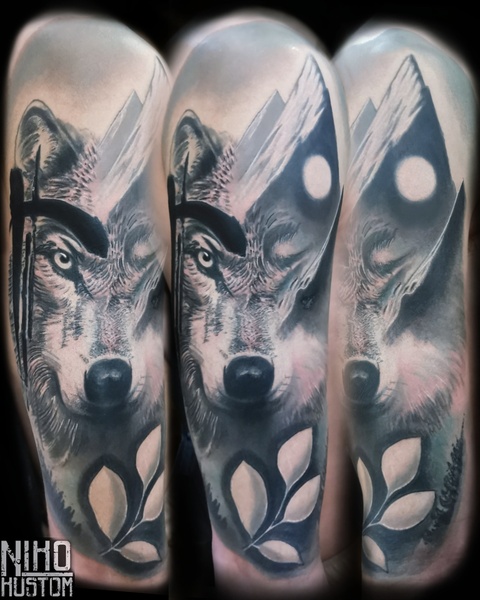 Tatouage loup realiste lune tattoo paris