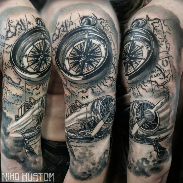 Tatouage réaliste boussole